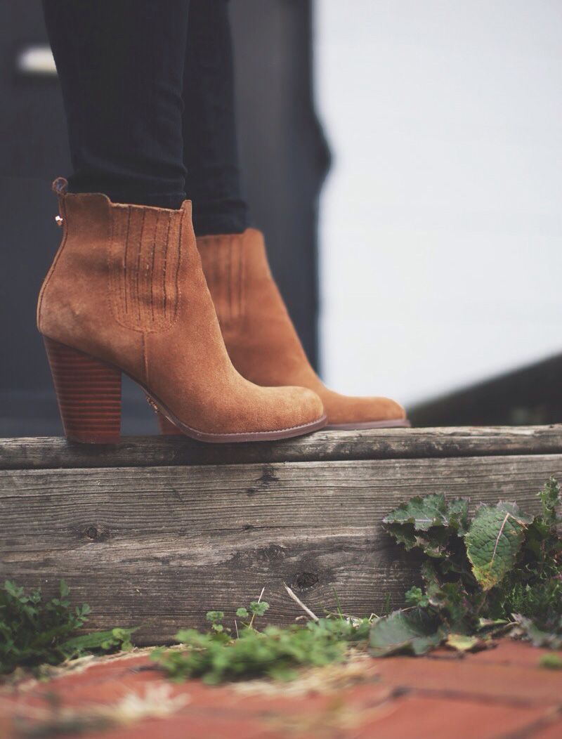 Gorgeous tan suede boots with a stacked heel. Via Happily Grey.