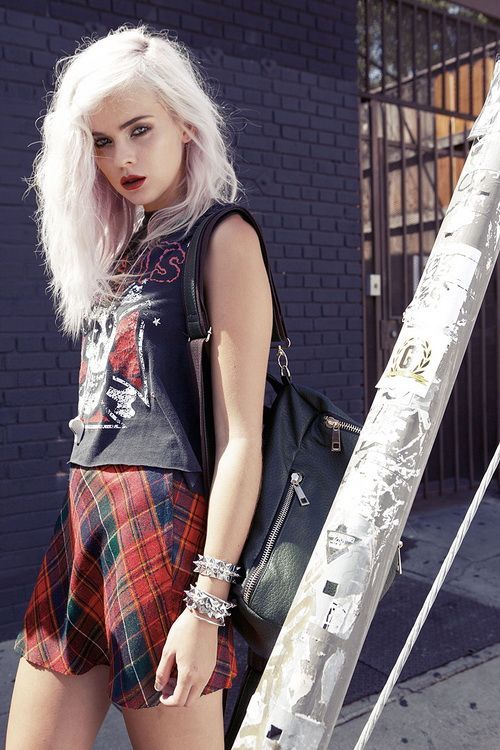 Grunge Style – not grunge, wrong again, closer though, theres def some 90s punk goin on. she looks great