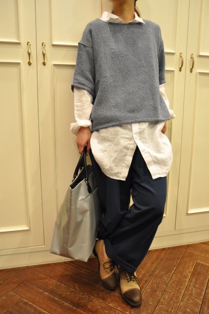 I love this easy combination: long shirt, short boxy top, baggy trousers and lace-ups