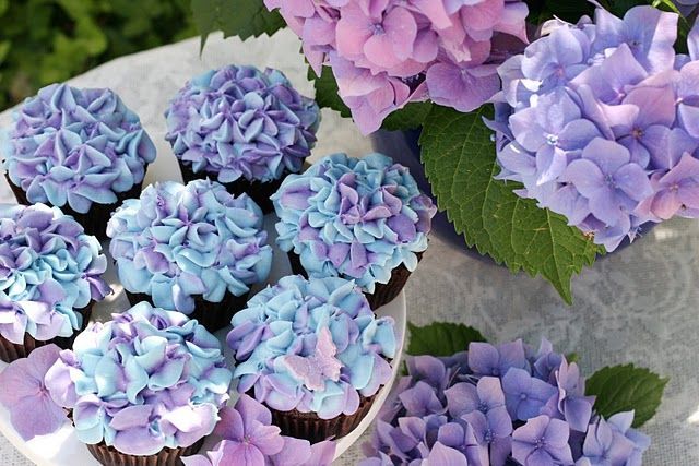 My favorite flower meets cupcakes. It’s a good thing I didn’t know about these for my wedding 5 years ago. This is a surprisingly