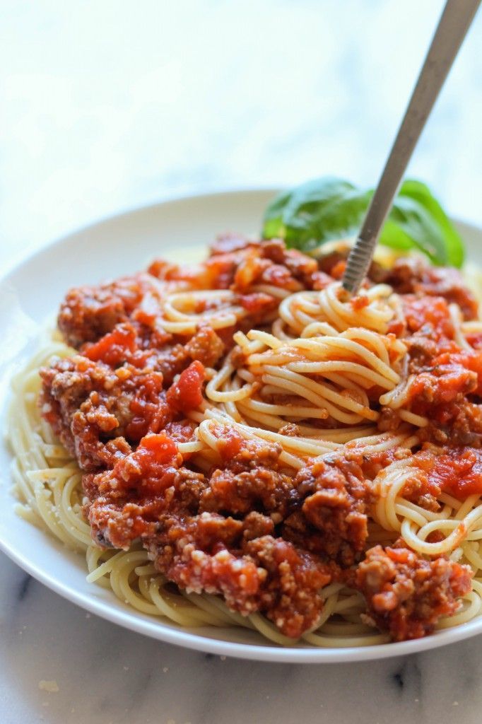 Slow Cooker Spaghetti Sauce – A rich and meaty spaghetti sauce easily made in the crockpot with just 10 min prep!