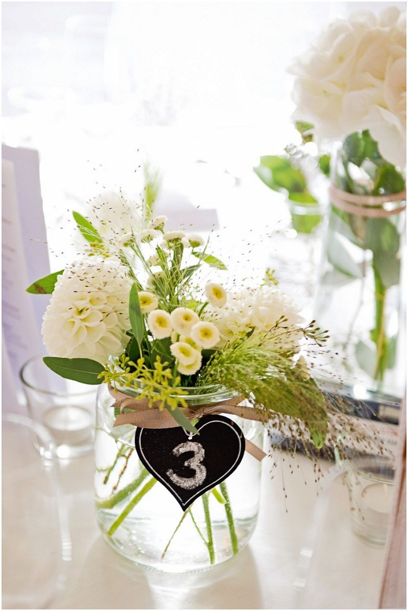 weiße Tischdekoration – Rustikale DIY Hochzeit von candid moments | Hochzeitsblog – The Little Wedding Corner