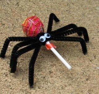 Halloween treat – a Spider lollipop with black pipe cleaner legs d2105876bdcb65a10e9b65ae0aae3ac3.jpg (320304)