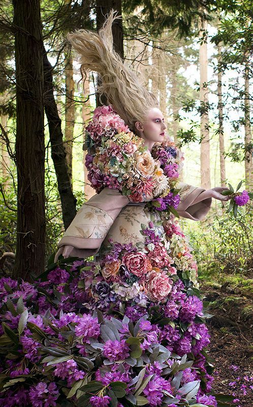 Incredible Trail of 1,000 Freshly Cut Flowers in Kirsty Mitchells Latest Wonderland Scene – My Modern Metropolis