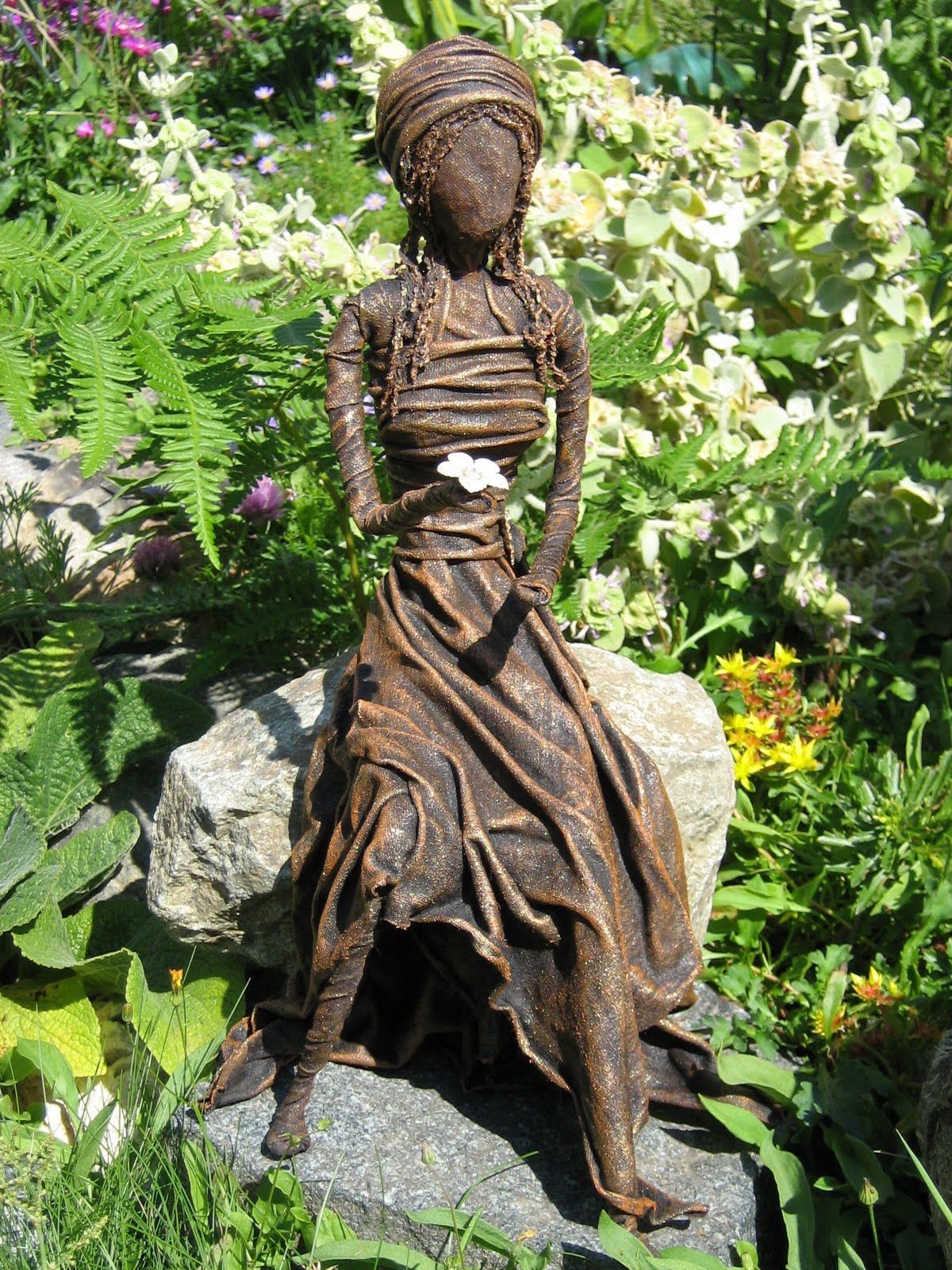 Learn how to make a beautiful garden sculpture from an old t-shirt. Using PAVERPOL, a wire armature, tin foil and strips of old