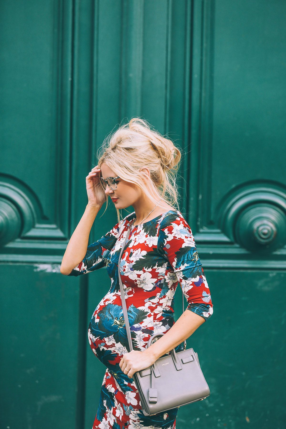 Such a cute Maternity outfit by Barefoot Blonde in Paris. Loving the floral pattern of this dress