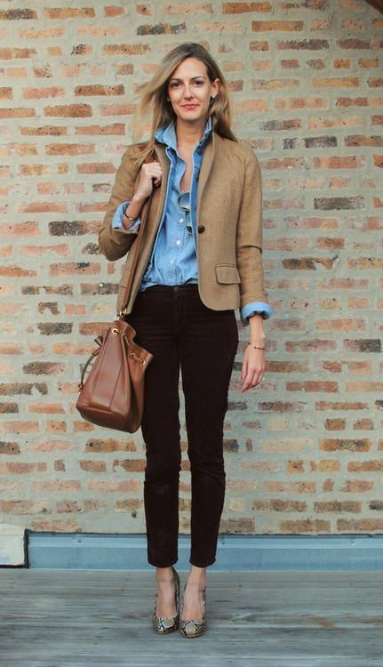 Tan blazer, skinny black cigarette slacks, chambray button-up shirt, neutral heels, and a giant tote bag – a simple recipe for an