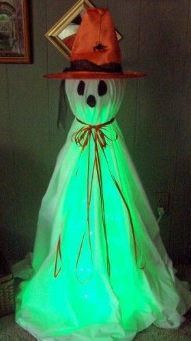 Tomato Cage Ghost luminary-Sans the witches hat, what ghost wears one? Is it too late to do this for this year, how fun!