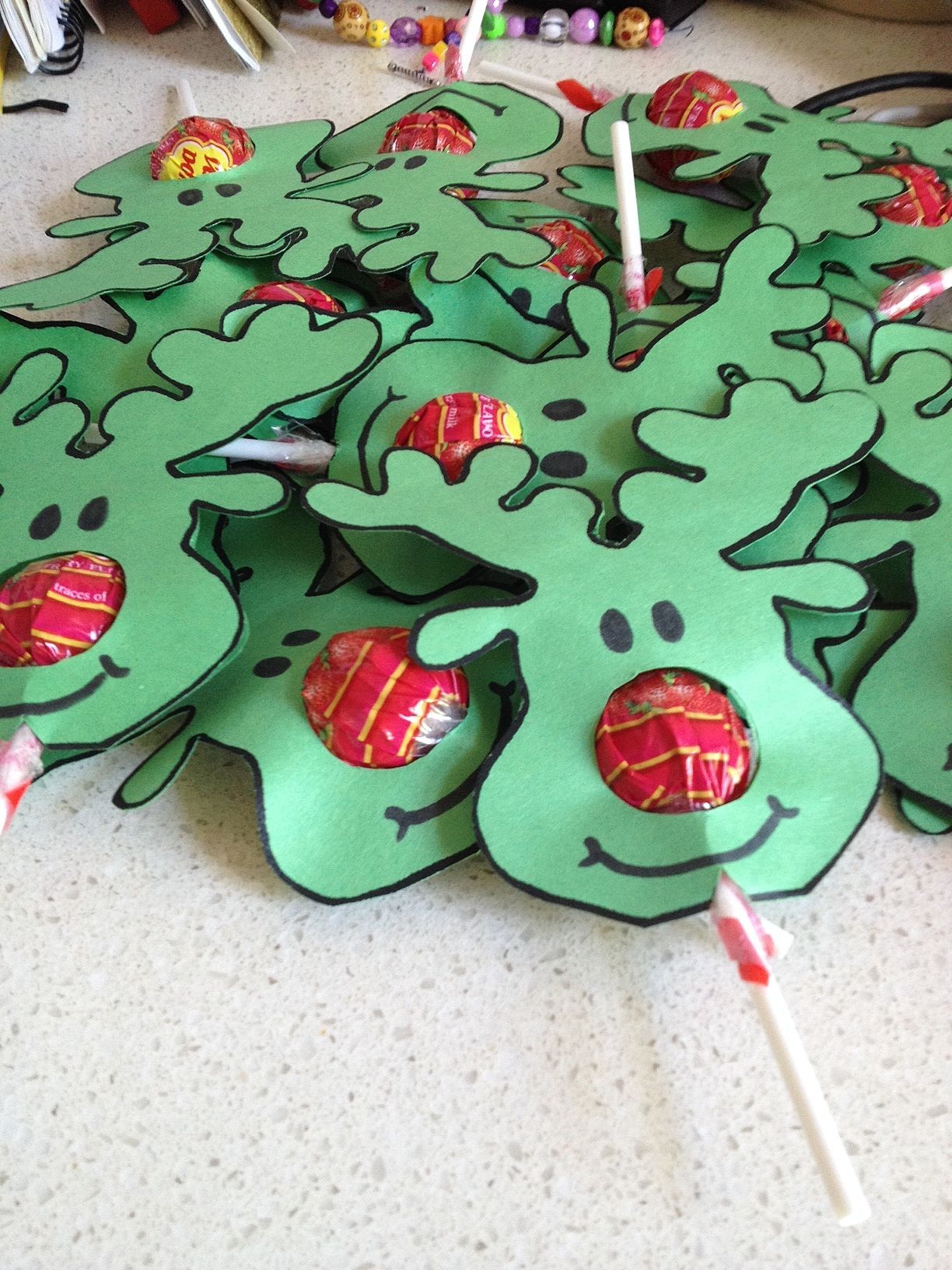 Reindeer face lollipops – link to the printable in the comments of the blog post