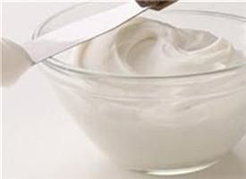 Easy Cookie Icing Recipe – glaze-like but simple & fast – 1c powder sugar:1.5Tbsp milk: 1teaspoon vanilla