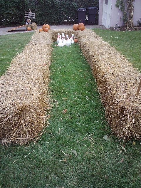 How gorgeous would this idea for “bowling between the bales” be at a fall wedding?