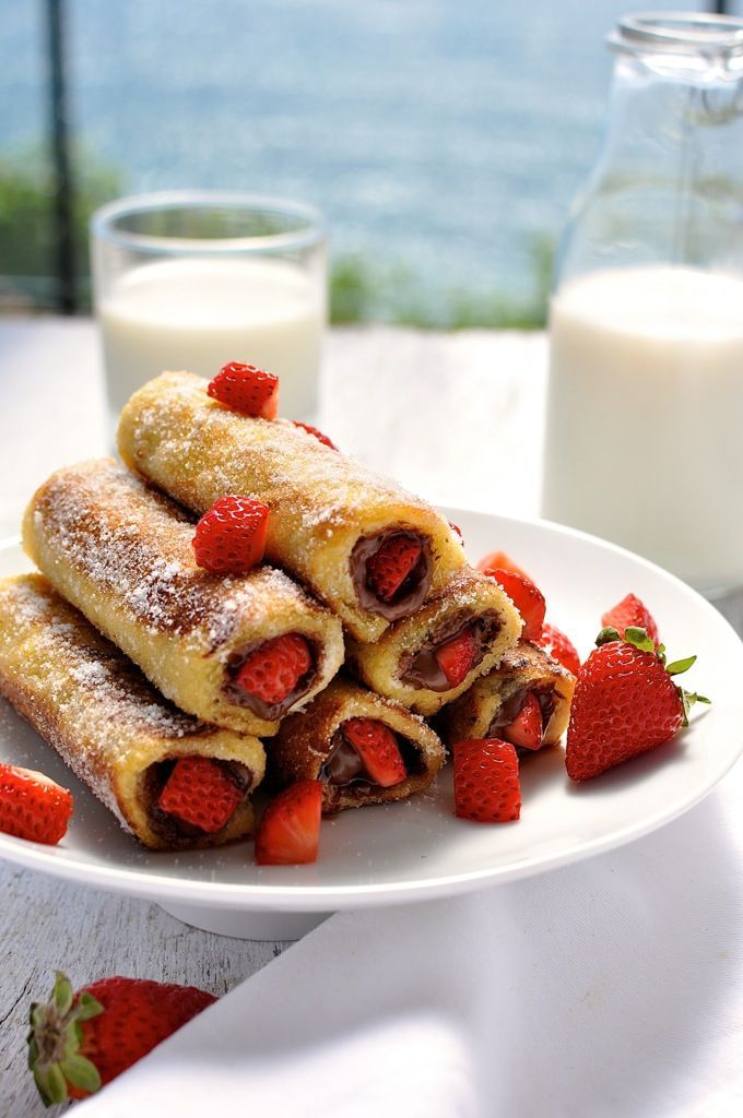 Strawberry Nutella French Toast Roll Up – just a handful of ingredients to make these in 15 minutes. They taste like doughnuts!
