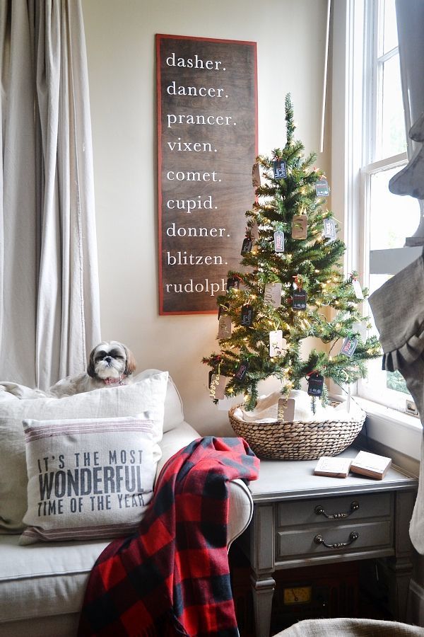 Super easy DIY reindeer sign! See how to make your own for your Christmas decor!