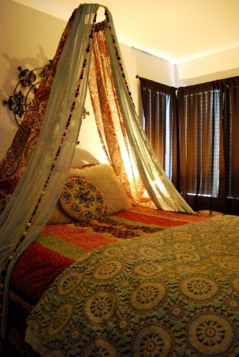 diy bed canopy… I will be doing this.