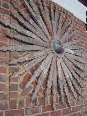 Fabulous idea for on the side of a shed or flat fence. Made from old pickets. Loving this idea.