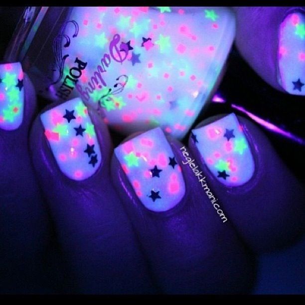 NEON & STARS AHHHHHHHHHHHHHHHHHHHHHHHH kill me nowwwwww those nails are soooooo stickin cute and they are glow in the dark