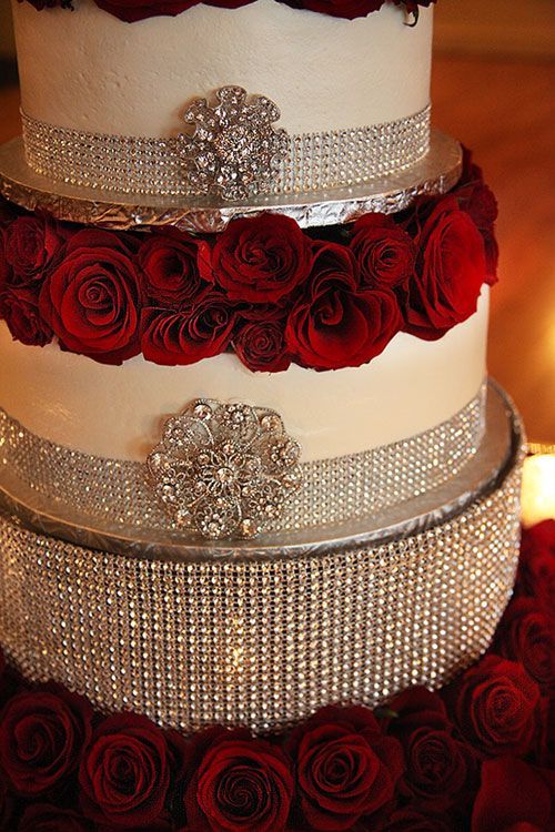 Red roses and diamond pins on a wedding cake… LOVE!