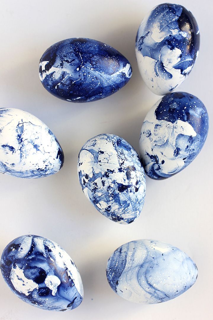 ~ DIY indigo marbled easter eggs ~