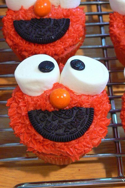 Elmo cupcakes!!! For the ones who still have little ones!!!