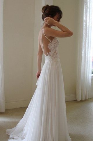 LACE WEDDING DRESS LOW BACK. I don’t know if I could pull this off, but it’s so prettttty
