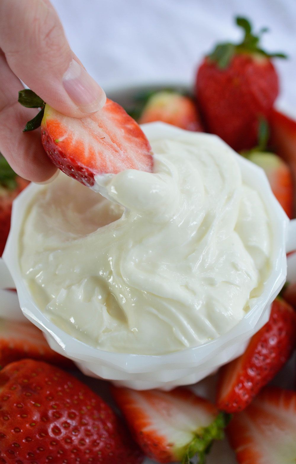 Marshmallow Fluff Fruit Dip – This easy dip recipe is made with 3 ingredients! Marshmallow Fluff, Cream Cheese and White
