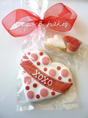Sweet dotted heart iced Valentine’s day sugar cookie / biscuit.  Decorating with royal icing.  Galletas decoradas. / Lizy B Bakes
