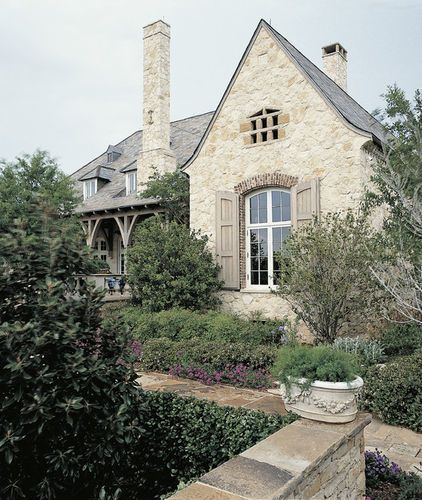 Traditional exterior by architect Ken Tate – images by The Images Publishing Group