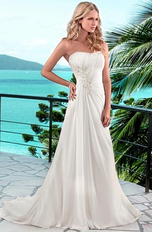 Beach Wedding Dress; Gorgeous! I could see myself walking down the beach in this!