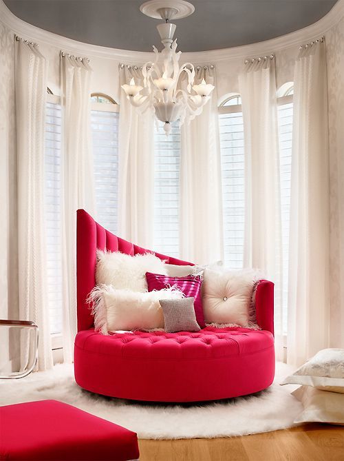 Talk about dramatic—love the hot pink contrast against the stark white.