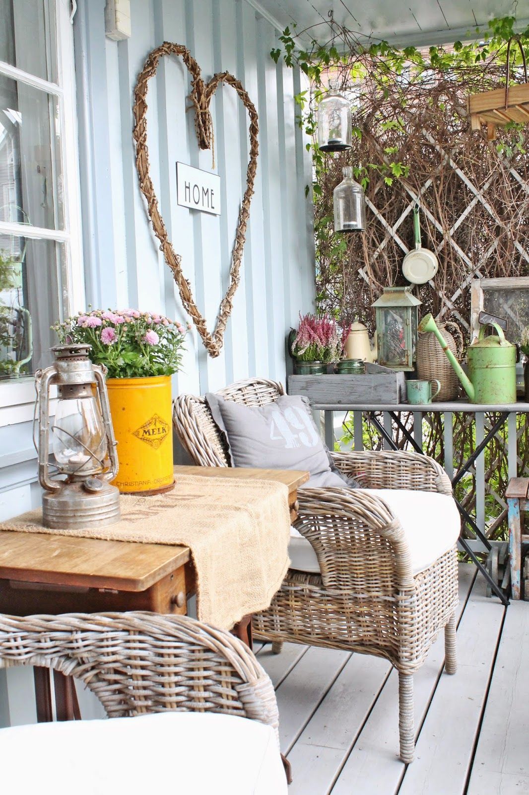 VIBEKE DESIGN: Inspirerende dager !  Maybe a vignette like this at the empty end of our sitting porch.