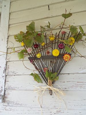 Rake Head Wreath … This repurposed decor has quite a story to tell! After a lifetime of raking up autumn