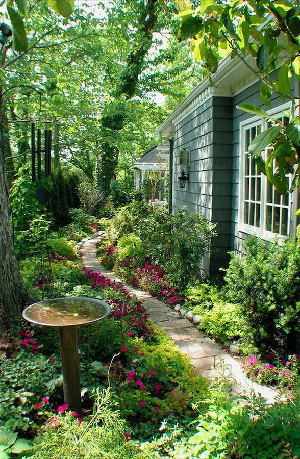 Lush garden path in Kansas City, Missouri • design / photo: RDM Architecture on The Impatient Gardener