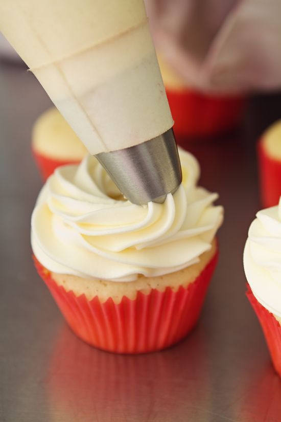 Pipeable Cream Cheese Frosting Recipe. The perfect Pipeable Cream Cheese Frosting for piping beautiful sw
