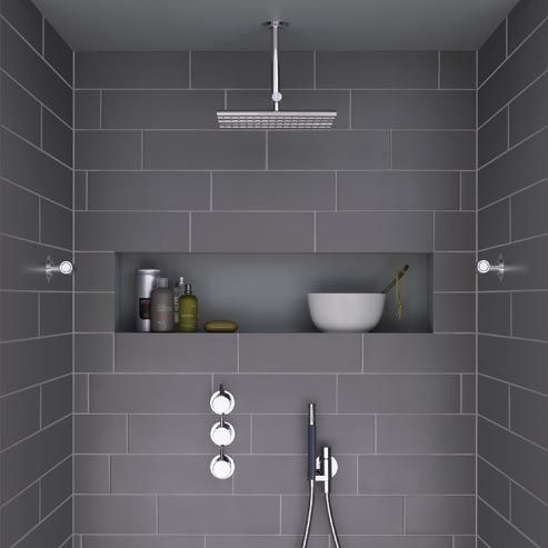 modern shower with dark grey tiles and niche – this looks so spacious!