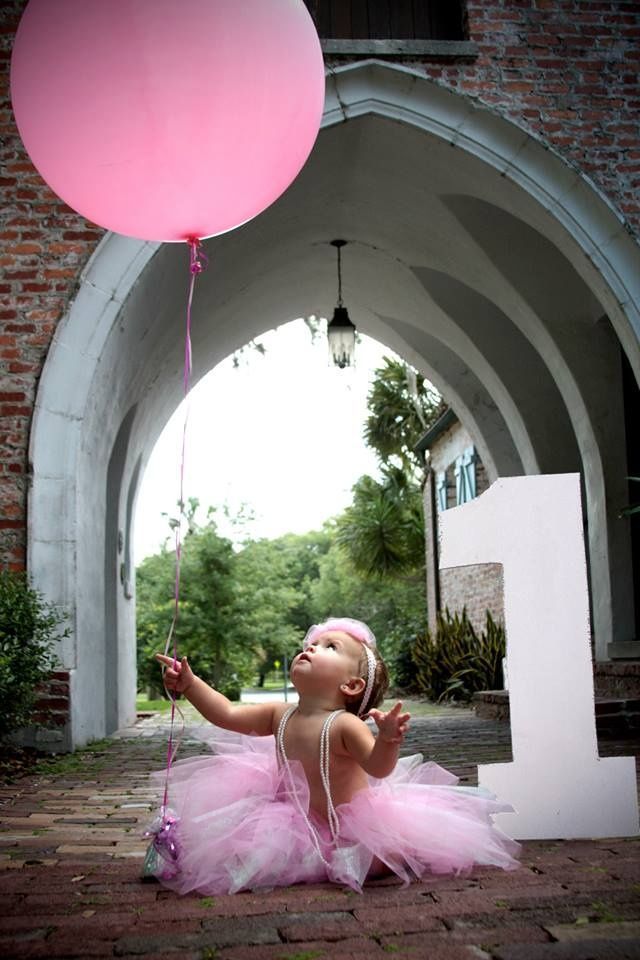 Put babe at the center of the attention with these 22 ideas for a first birthday photo shoot.