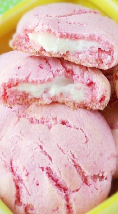 Strawberry and Cheesecake Cookies
