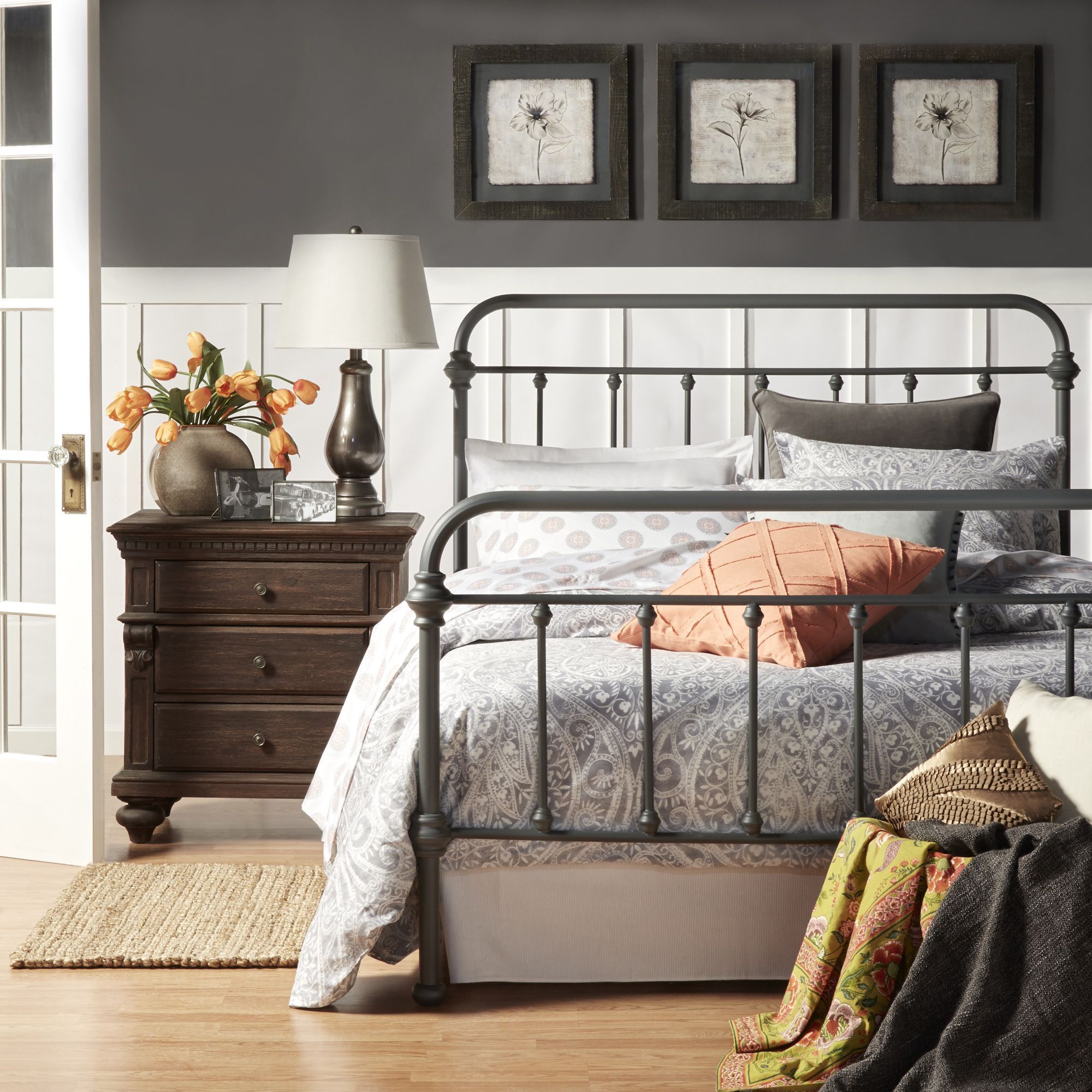 Frame with spindles in the headboard and footboard, feature elegance crafted casting at each joint. Th