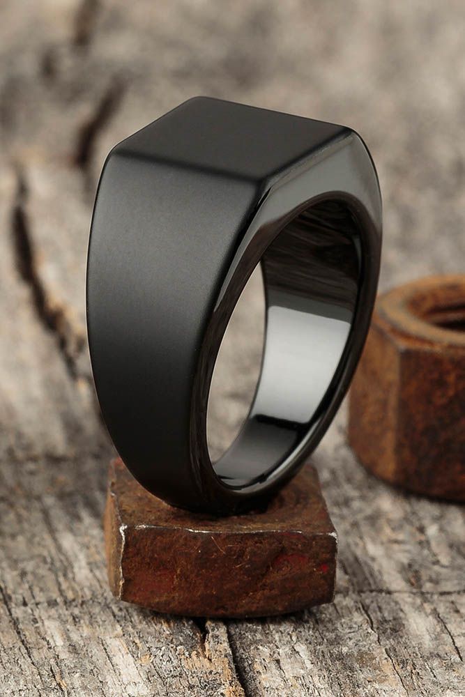 Made from tungsten, the Lourd is by far our weightiest ring, and fittingly takes it’s name from the