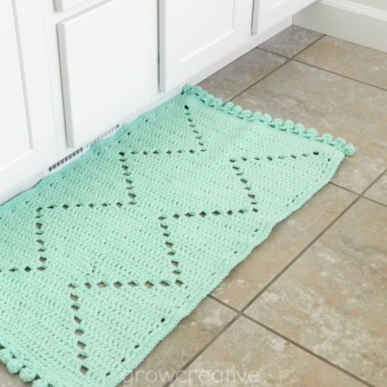 Make a boho/ aztec style rug with this free crochet pattern.