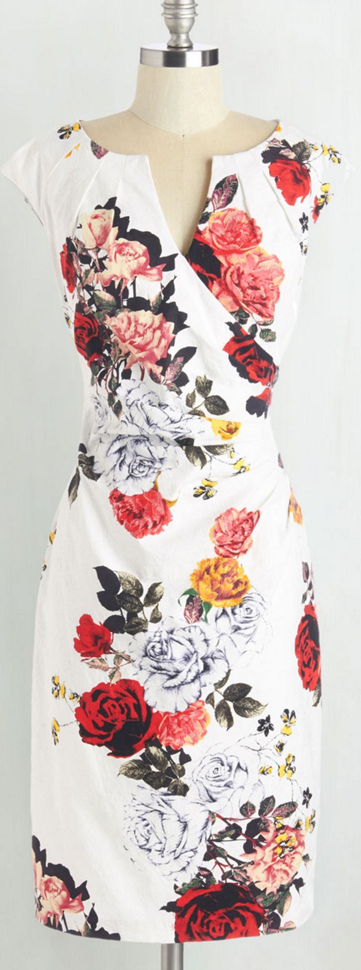 Such a beautiful floral dress for spring!