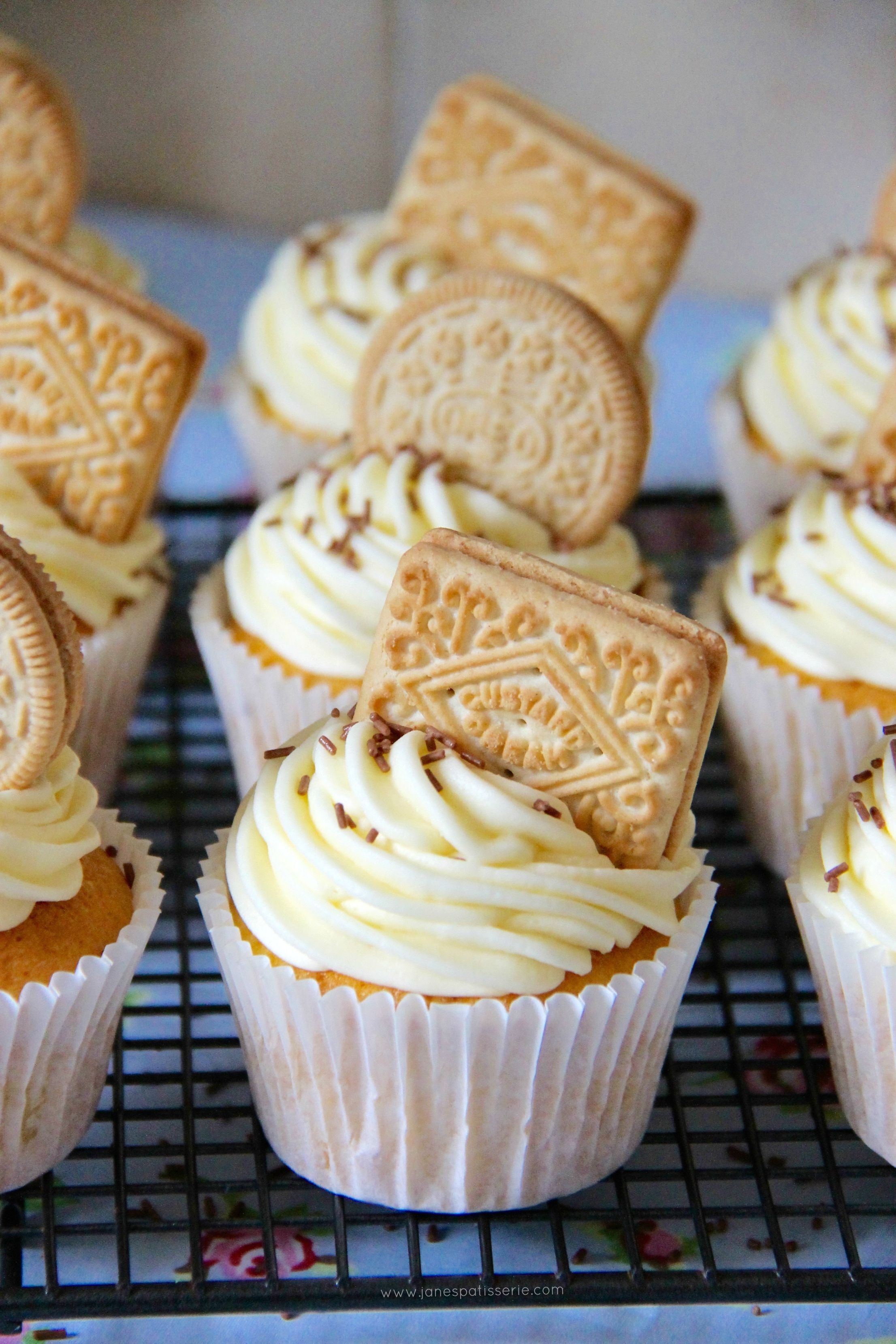 CUSTARD CREAM CUPCAKES! A cupcake twist on a Classic Biscuit – the Custard Cream. Custard flavoured