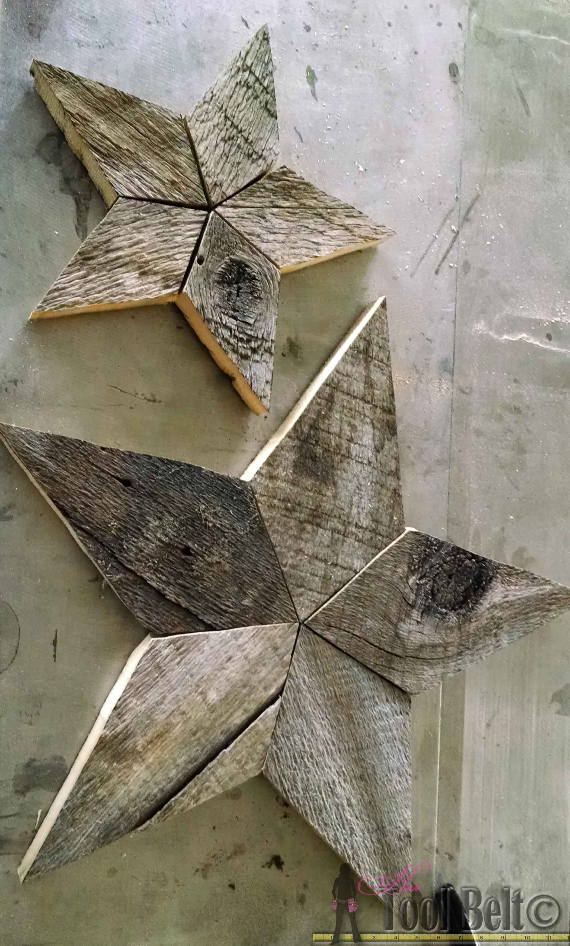 Easily add natural elements into your Christmas decor with these simple patchwork rustic stars. Free p