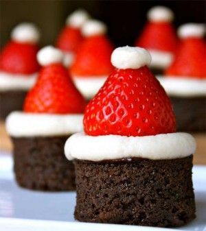 Brownies im Weihnachtsmann-Kostüm. Super Idee für den Nachtisch zu Weihnachten.
