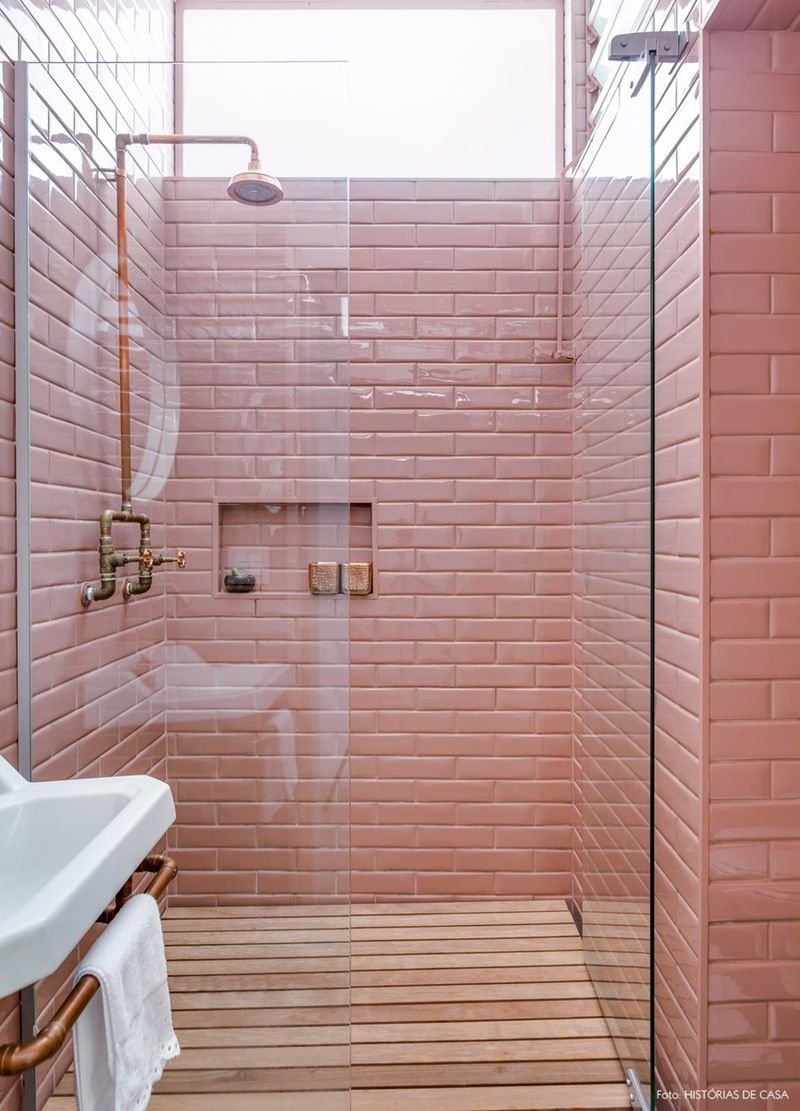 In this bathroom from Historias de Casa, copper accents shine against a background