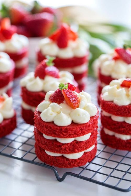 Mini cake inspiration. No recipe. I wouldnt use a red velvet cake– but I lik