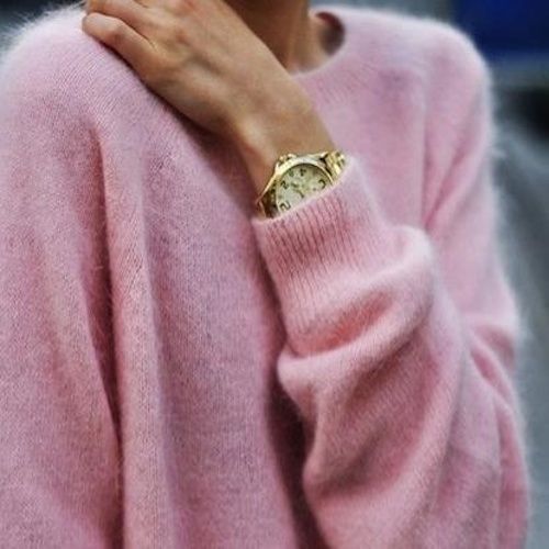 A cozy pink sweater is the perfect piece to transition into fall! Fall fashion at its finest!