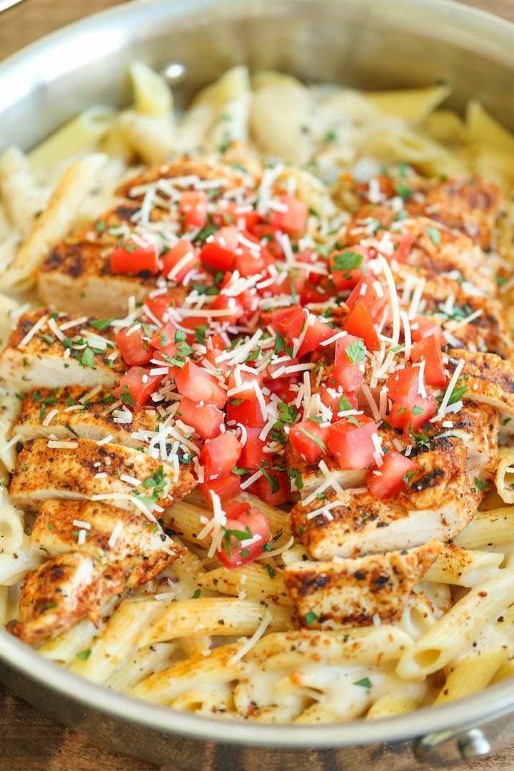 Cajun Chicken Pasta – Chilis copycat recipe made at home with an amazingly creamy melt-in-your-mouth alfredo sauce.