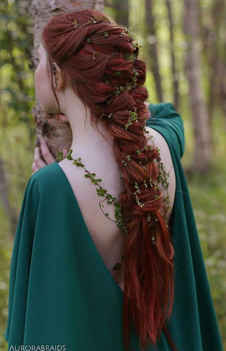 Elvish Braided Hairstyle.   (Die Schulterranken aus Draht und Lack als Armreife, Krone und Kette?)