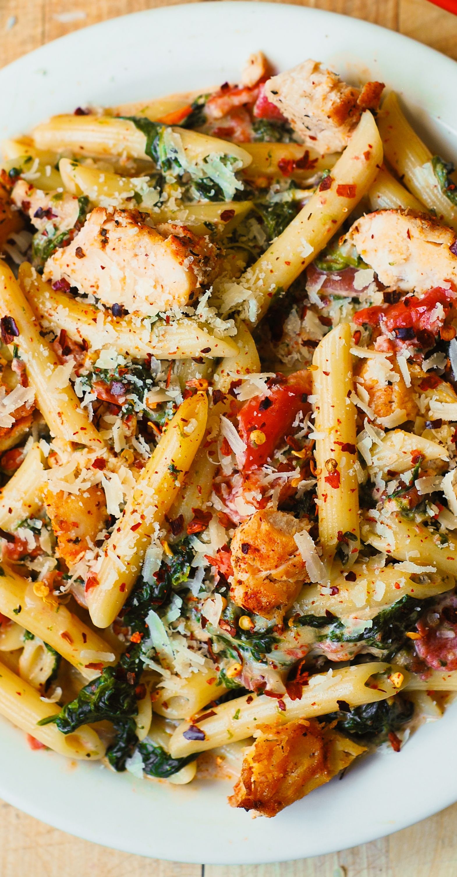 Chicken and Bacon Pasta with Spinach and Tomatoes in Garlic Cream Sauce – delicious creamy sauce perfectly blends together all