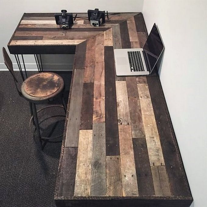 Create this rustic office workstation with the pallets. Buying expensive office furniture could be so overwhelming for your